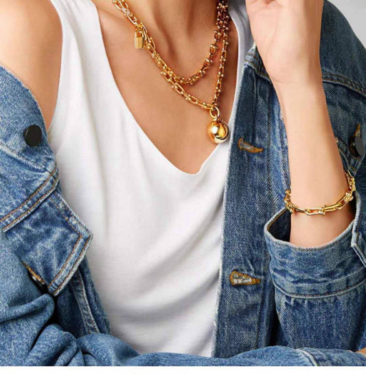 Tiffany  🦋*
Necklace ❤️‍🔥
Earring ❤️
Master quality 💯
With normal boxes 📦 
150 dhs🪙💕
With master box 🗃️ 
190 dhs🪙💕

Zain216
♥️♥️♥️