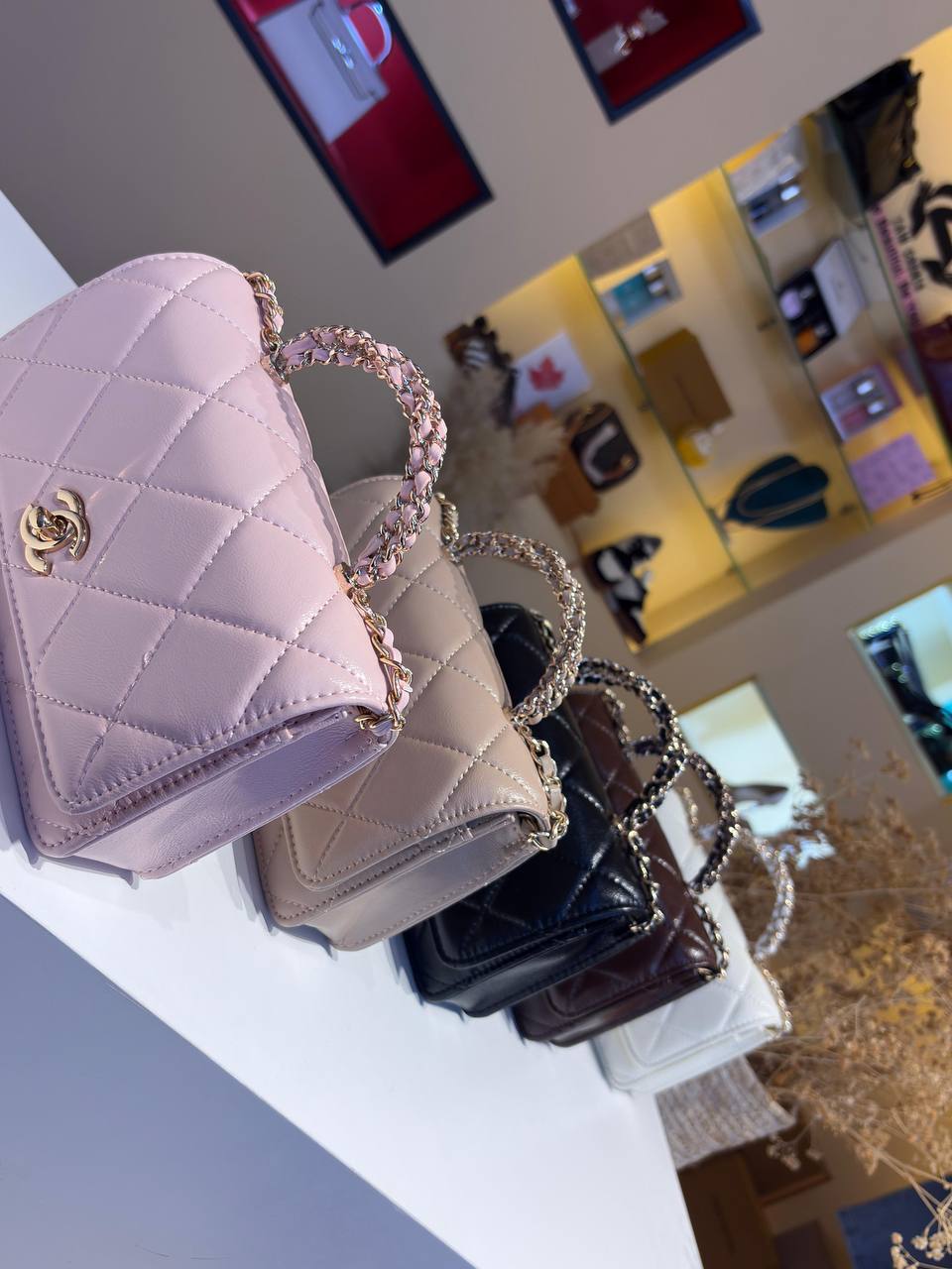 Chanel
100 dhs💓

Zain158
♥️♥️♥️
