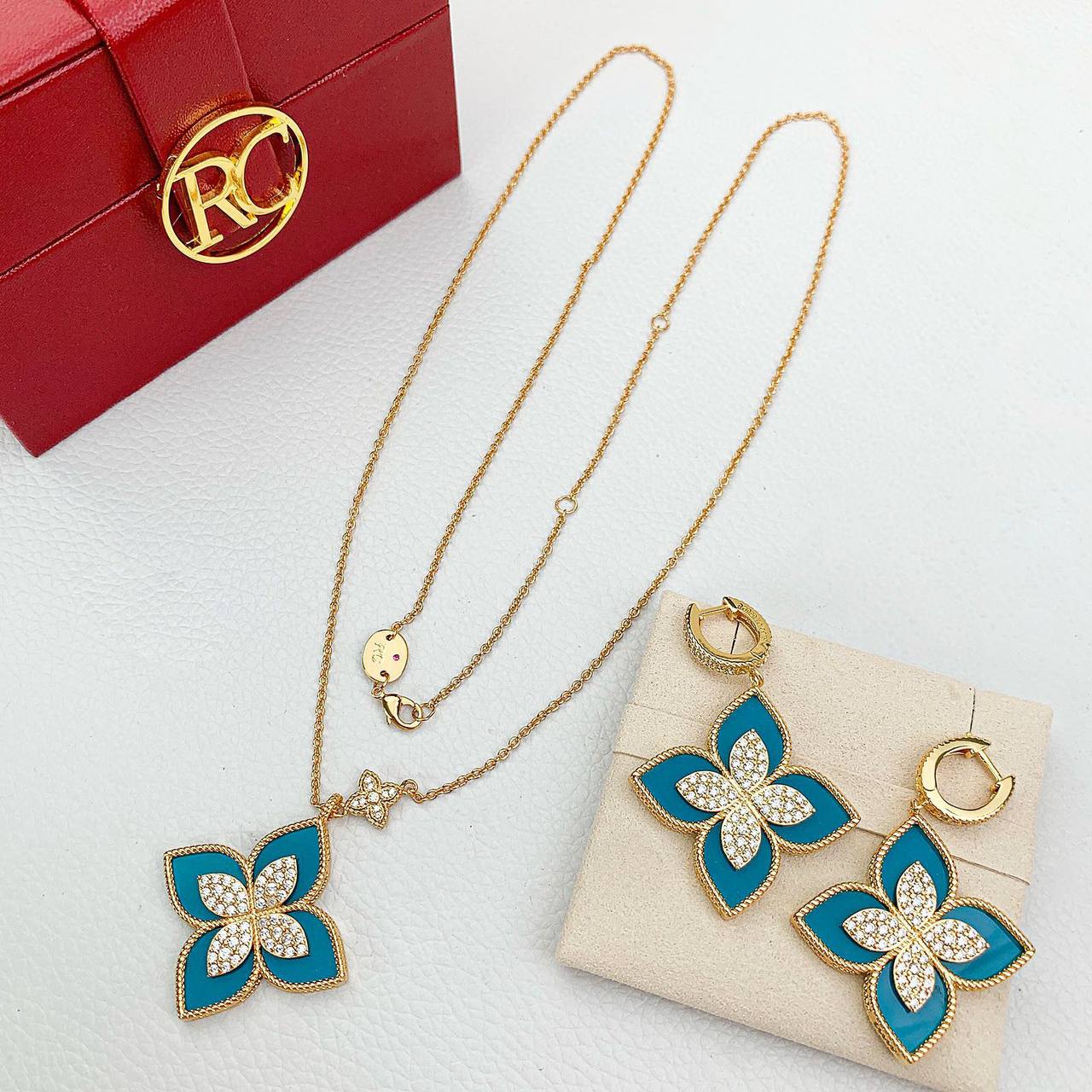 Roberto coin ❤️‍🔥*
Necklace ✨
Earring 🦋
With normal boxes 🗃️ 
160 dhs🌺
With master box 📦 
230 dhs🌺

Zain216
♥️♥️♥️