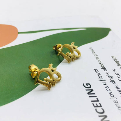New arrival Stainless steel non tarnish branded earrings 
20 dhs✅ / pc without box

30 dhs✅pc with branded box and paperbag

Zain243
♥️♥️♥️