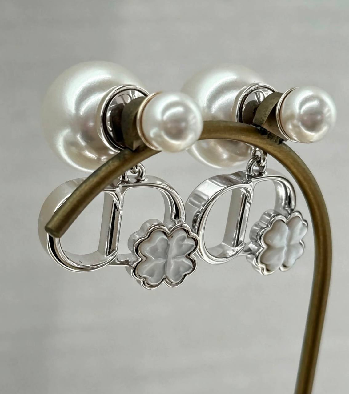 Dior❤️‍🔥*
Earring 🦋
Master quality 💯
With normal boxes 📦 
55 dhs✅
With master box 🗃️ 
65 dhs✅

Zain216
♥️♥️♥️