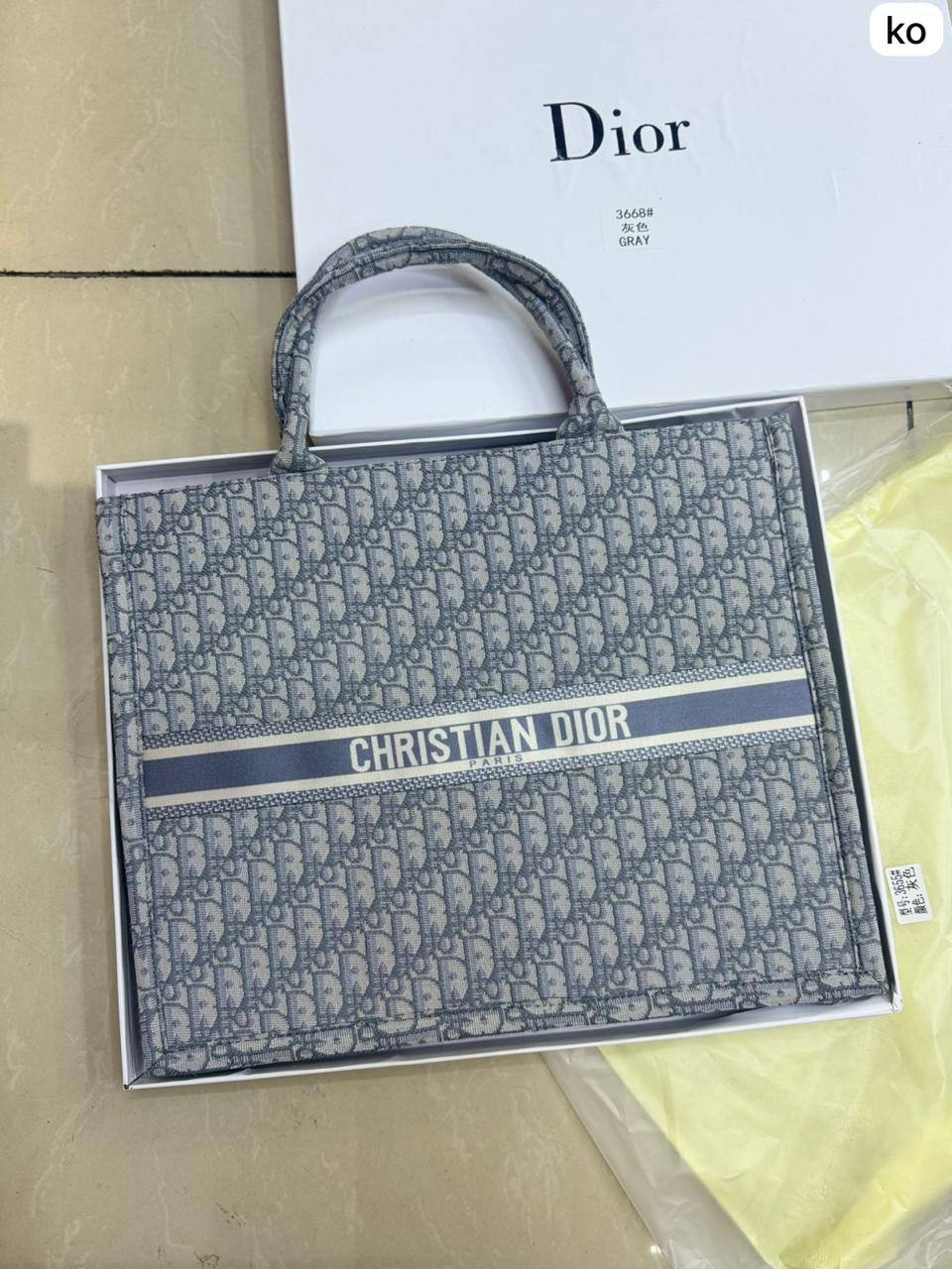 💎Christian Dior 
High quality +🎁
Big Size: 41 * 31 cm
80 dhs🪙🌨️
with box 🎁

Zain115
♥️♥️♥️