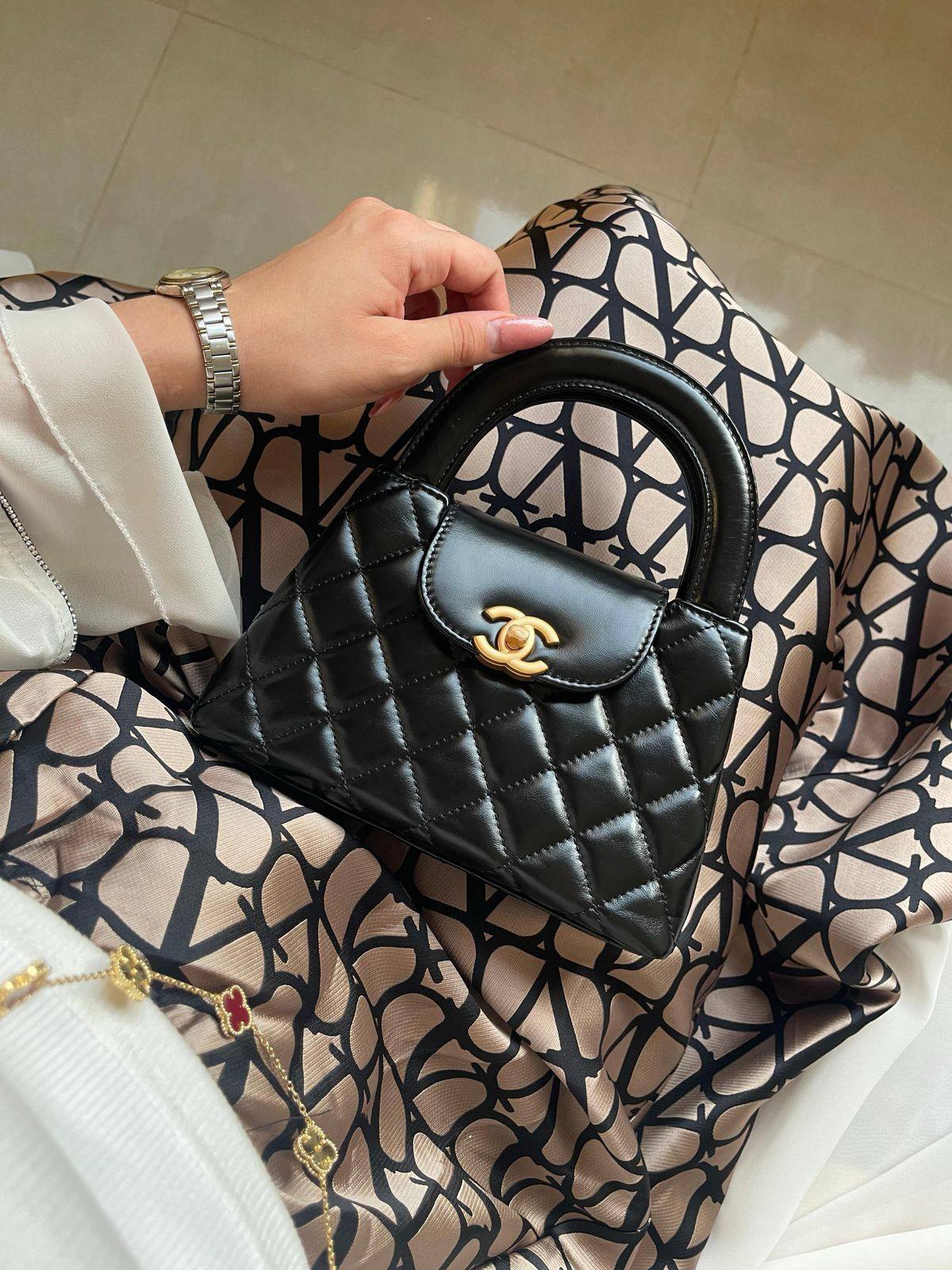 Chanel
85 dhs🌺
With box
20 cm

Zain219
💓💓💓