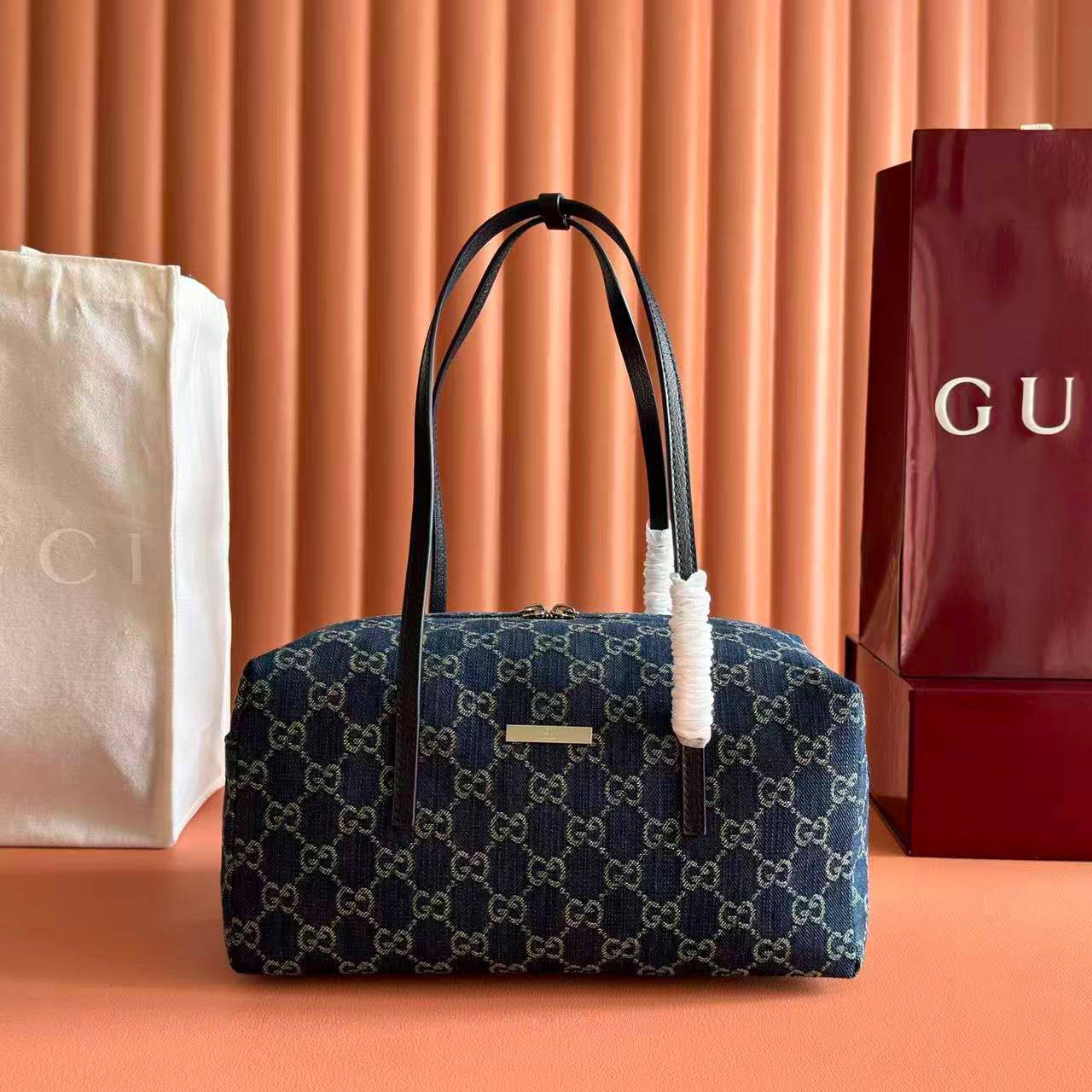 New arrival 
Gucci💕🙋🏻‍♀️
Master🌺
28cm🫶🏼🫶🏼
240 dhs✅

Zain297
♥️♥️♥️