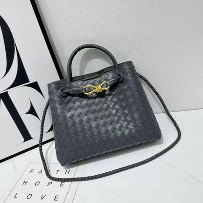 BOTTEGA 
GOOD QUALITY WITH BOX 
115 dhs✅
Size: 25cm

Zain295
♥️♥️♥️