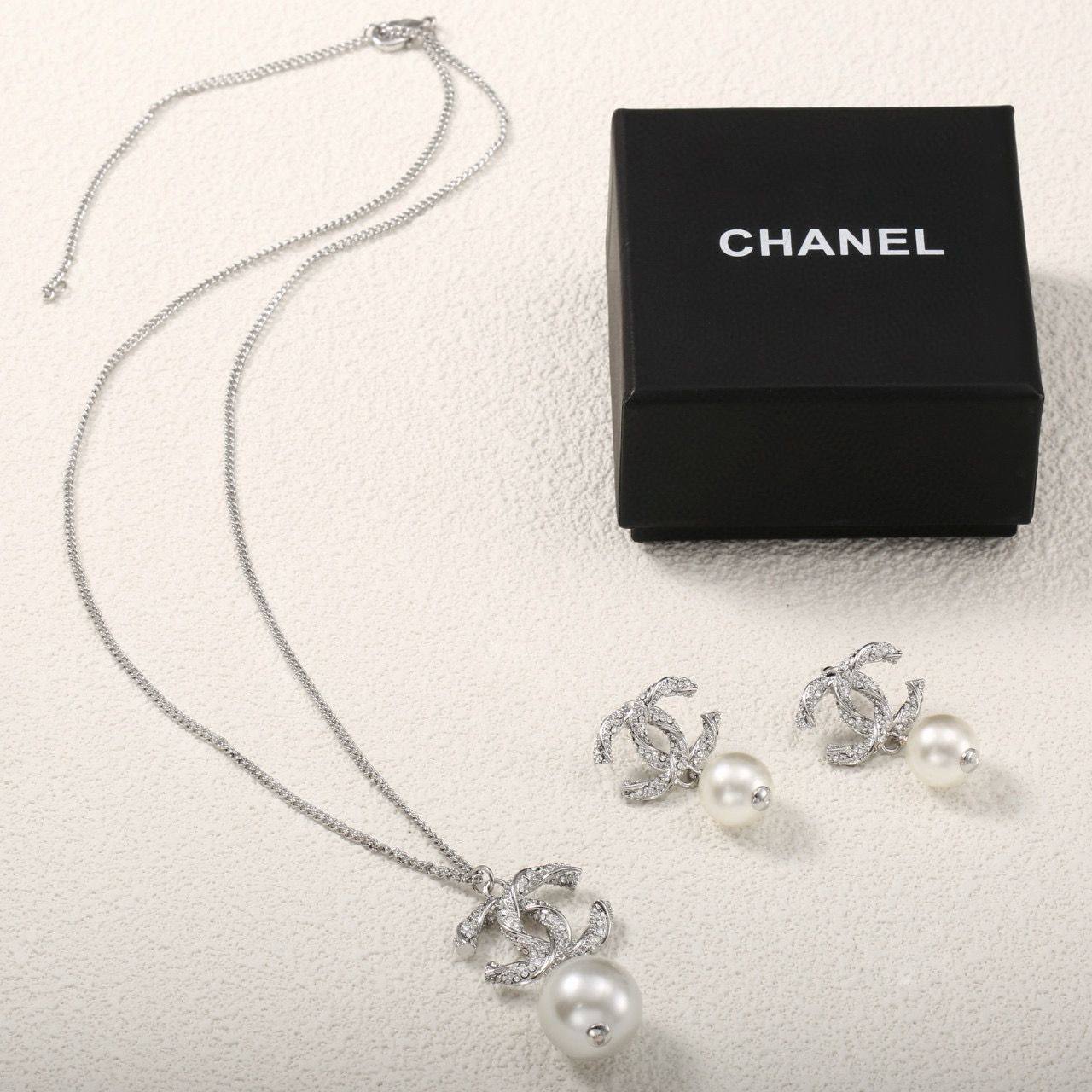 CHANEL 
SET MASTER✨💫
95 DHS✅
WITH BOX AND PAPER BAG🛍️🎁

Zain89
♥️♥️♥️