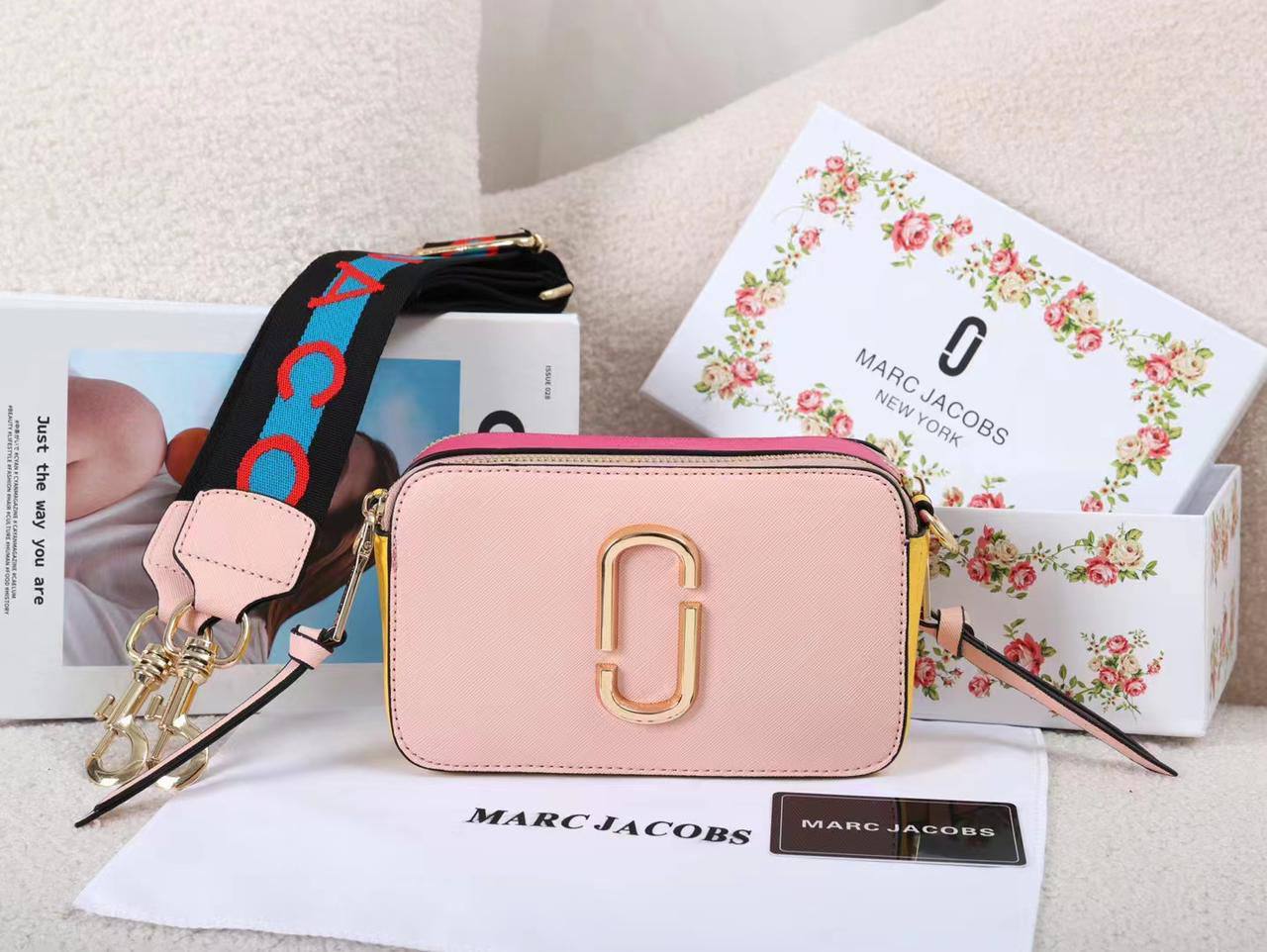 Marc Jacobs

withbox 
🎁🎁🎁

95 dhs💓

Zain143
♥️♥️♥️