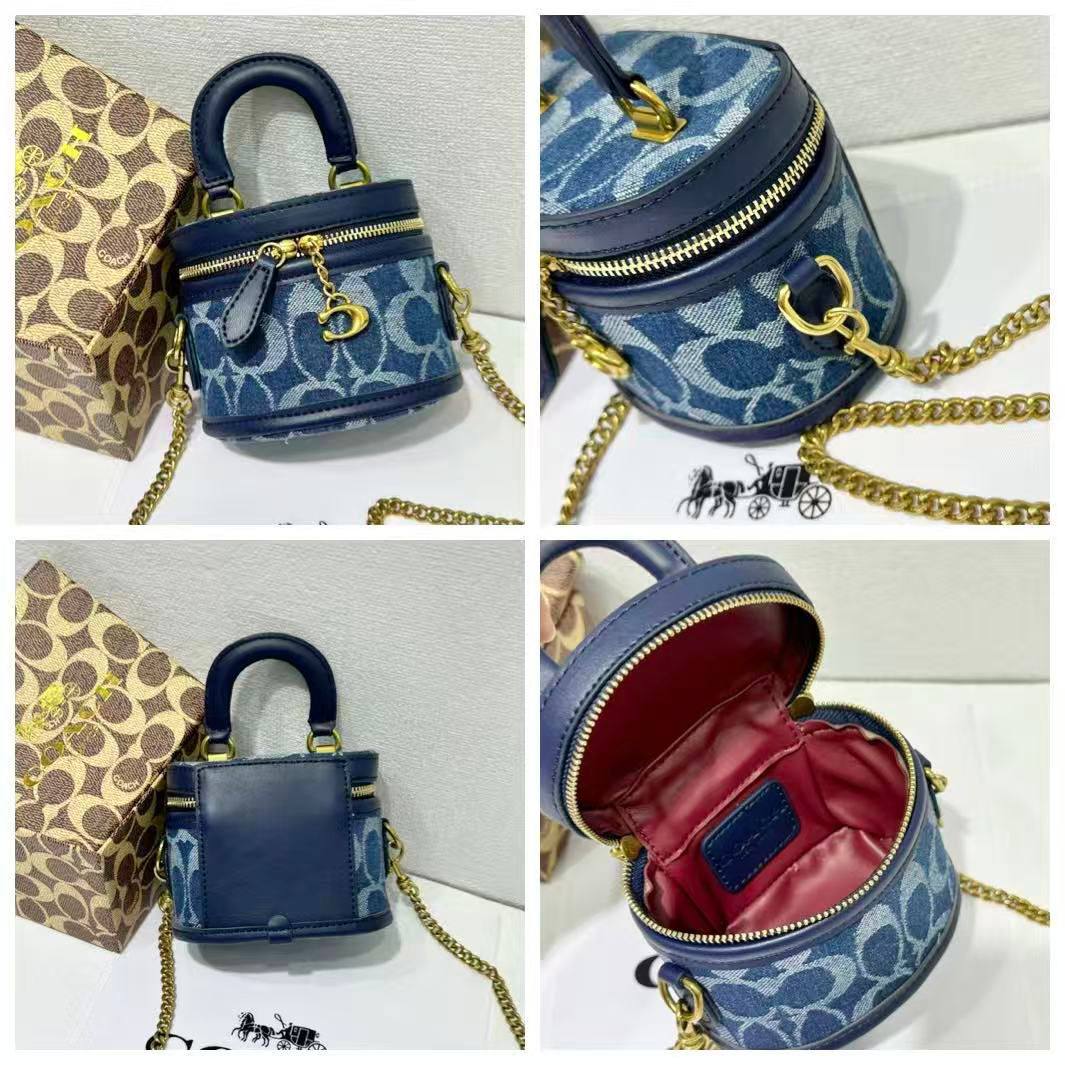 Coach 
90 dhs🇦🇪🇦🇪

with box
size 12×8×9cm

Zain42
♥️♥️♥️