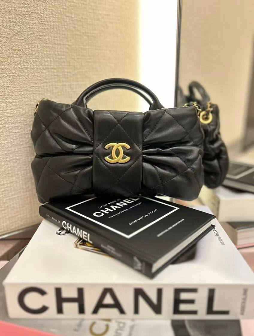 Chanel 
good quality, comes 
with box,  
🎁🎁🎁

size... 25* 14 cm 
95 dhs❣️

Zain12
♥️♥️♥️