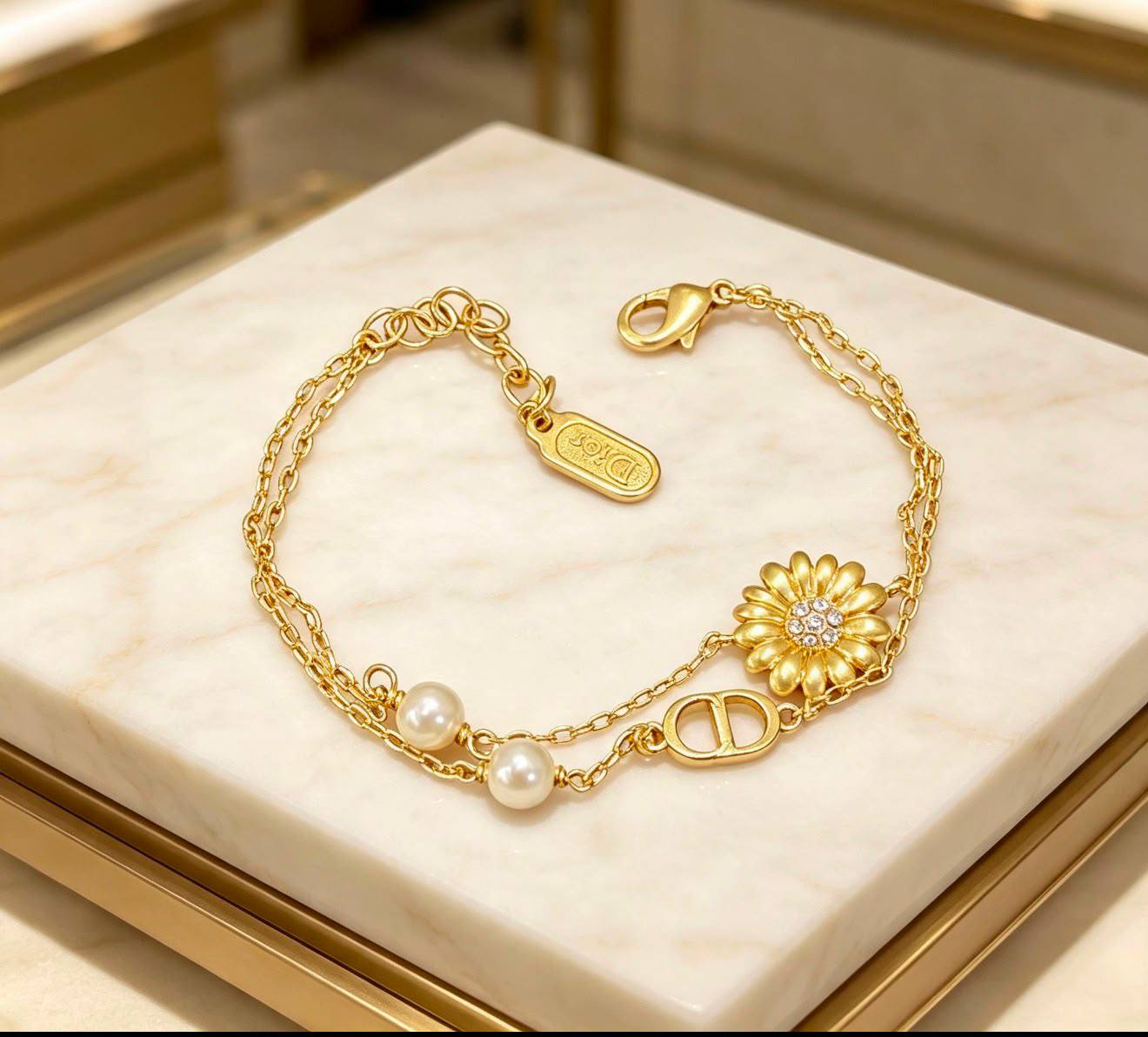 Dior 
Necklace 🦋
Earring✨
Bracelet 💥
Master quality 💯
With normal boxes 📦 
150 dhs🇦🇪🇦🇪

With master box 🗃️ 
170 dhs🇦🇪🇦🇪

Zain216
♥️♥️♥️