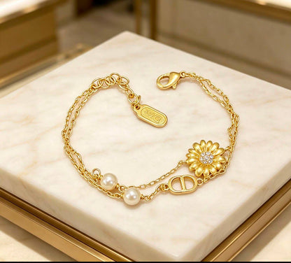 Dior 
Necklace 🦋
Earring✨
Bracelet 💥
Master quality 💯
With normal boxes 📦 
150 dhs🇦🇪🇦🇪

With master box 🗃️ 
170 dhs🇦🇪🇦🇪

Zain216
♥️♥️♥️