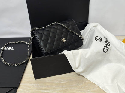 Chanel
85 dhs✅

with box
🎁🎁🎁

size 20cm

Zain26
♥️♥️♥️