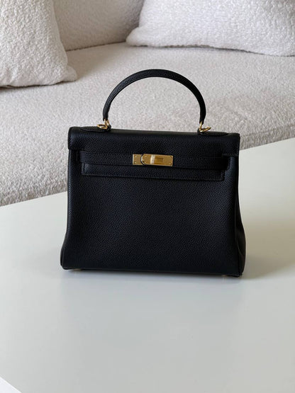 Hermes kelly togo 28cm💕
master quality😍

with box❤️
🎁🎁🎁

400 dhs🪙💕

Zain52
♥️♥️♥️