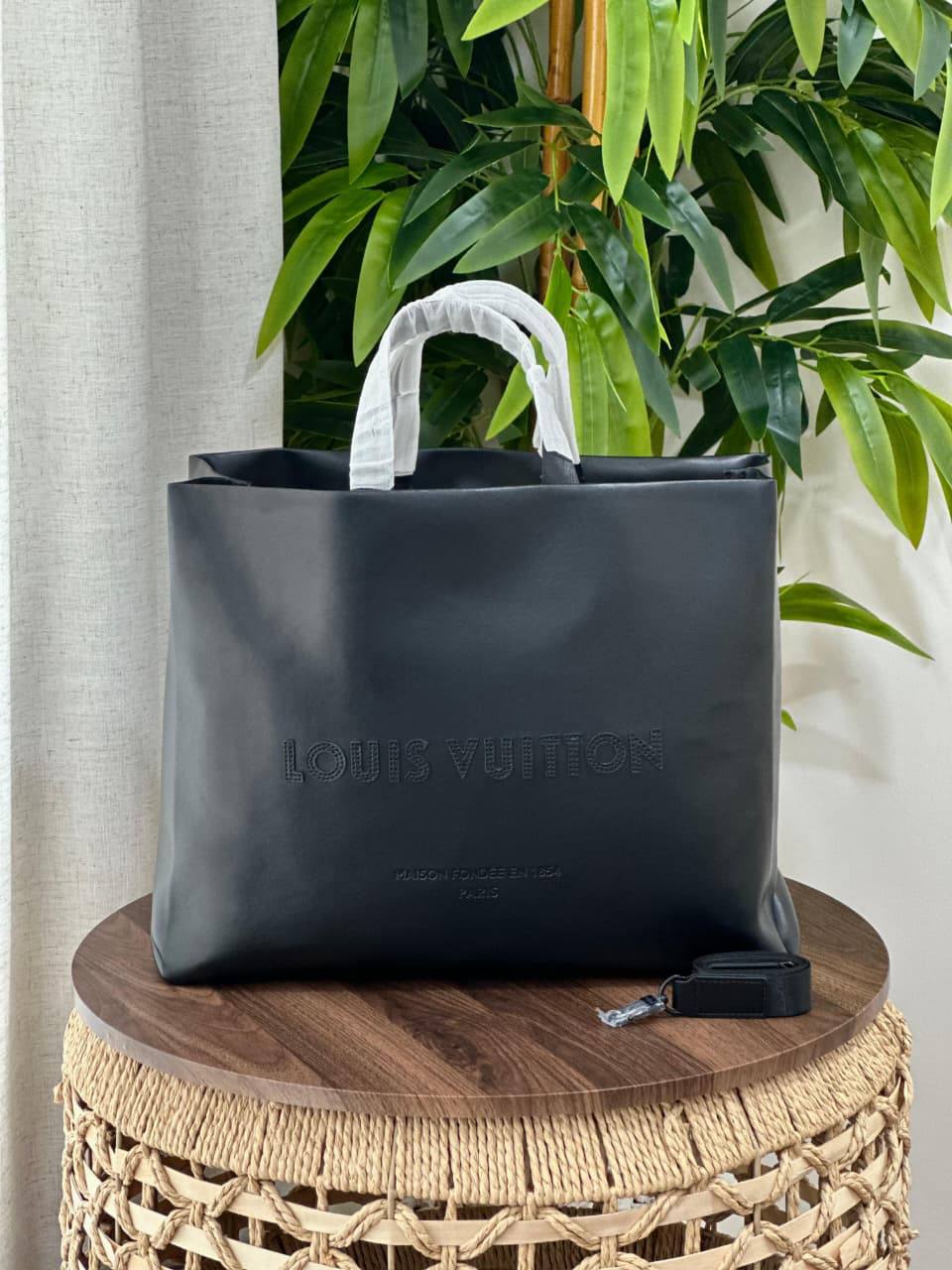 LV
*❗️SHOPPER TOTE MM ❗*
*SUPER MASTER QUALITY ❗*
1250 dhs✅
*WITH  PAPERBAG❗*

Zain267
♥️♥️♥️