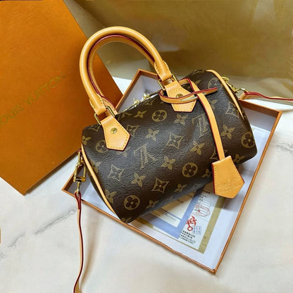 LV SPEEDY 
SMALL SIZE 
 GOOD QUALITY
 WITH BOX 
🎁🎁🎁

85 dhs✅

Zain295
♥️♥️♥️