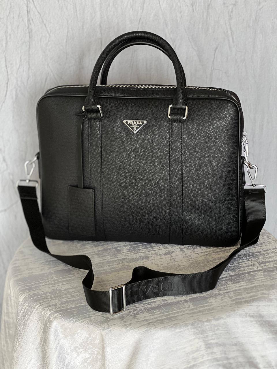 LV / PRADA
*Laptop bag💻*
*Master quality* 
450 dhs💓

Zain179
♥️♥️♥️