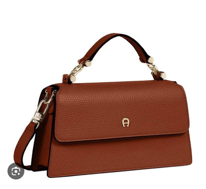 Aigner 

100 dhs 🇦🇪🇦🇪🇦🇪
with box

Zain26
♥️♥️♥️