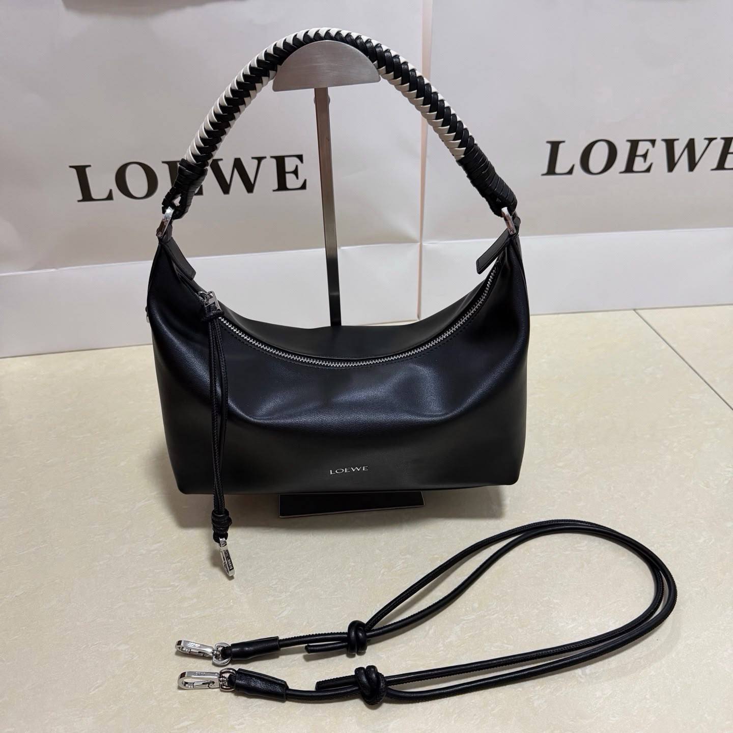 Loewe 
Master✅✅
300 dhs🇦🇪🇦🇪
#26cm🥰🥰

Zain228
♥️♥️♥️