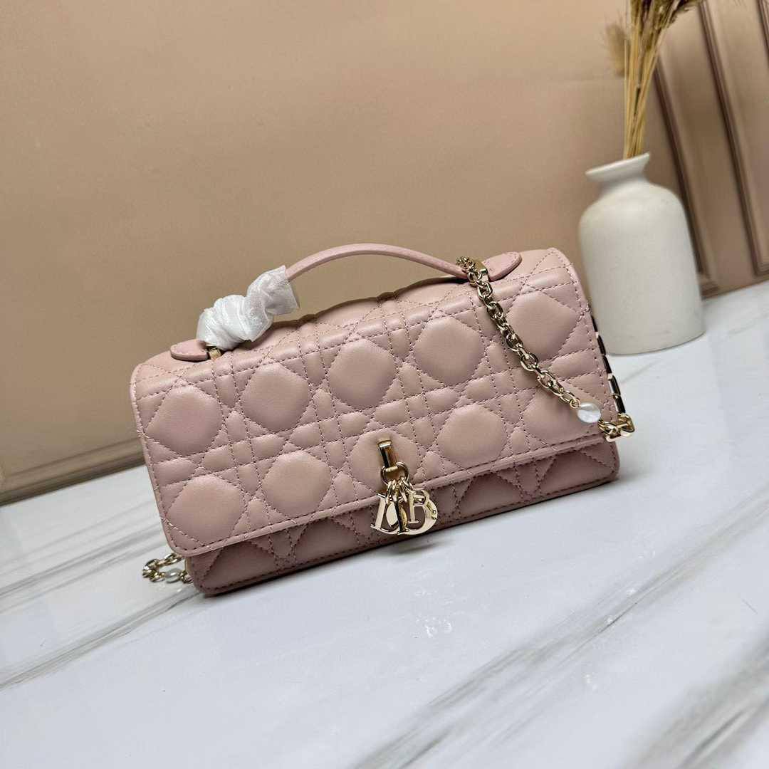 Dior 
Master
310 dhs❣️
#21cm💕🩷

Zain228
♥️♥️♥️