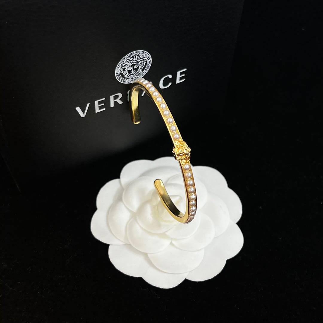 Versace Bangle Master 
60 dhs🪙💕 
With Box And Paper Bag
🎁🎁🎁

Zain89
♥️♥️♥️