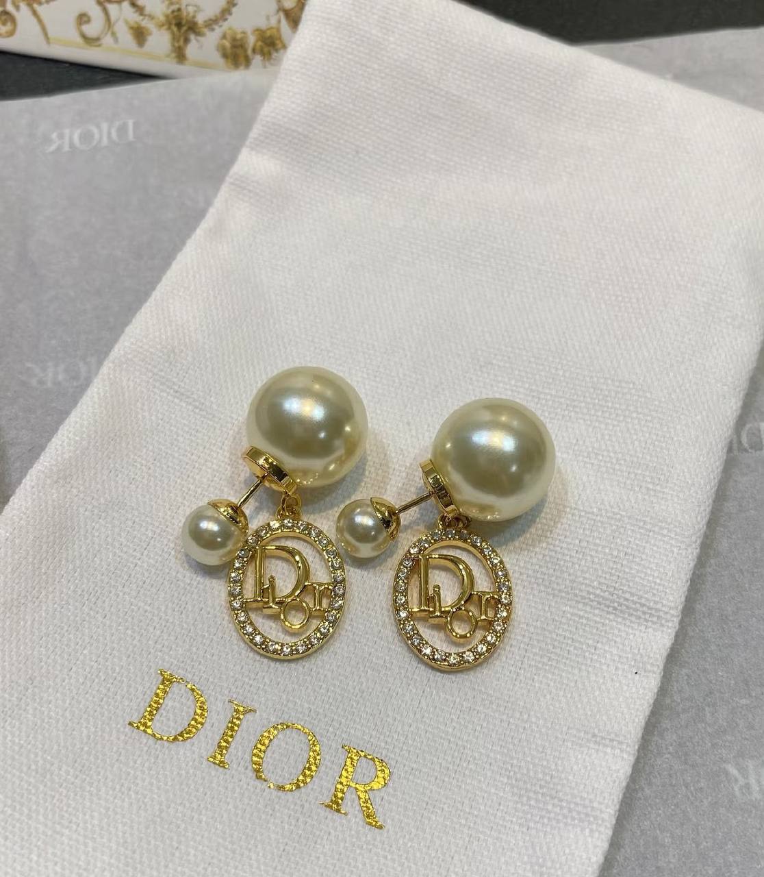 Dior Earrings* 🎲
Master quality 

*45* AED normal box 📦

Zain48
♥️♥️♥️