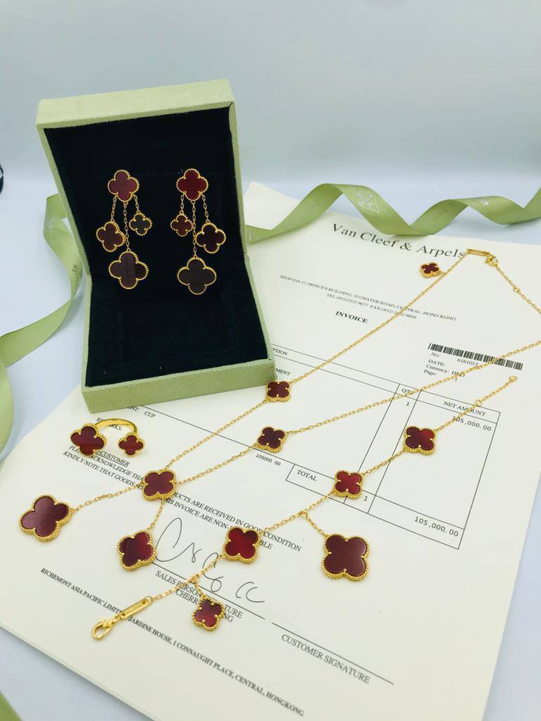 VANCLEAF SET
MASTER💫✨💫

NECKLACE BRACELET 
EARRINGS RING

275 DHS🇦🇪🇦🇪

WITH BOX AND PAPER BAG🛍️🎁

Zain89
♥️♥️♥️
