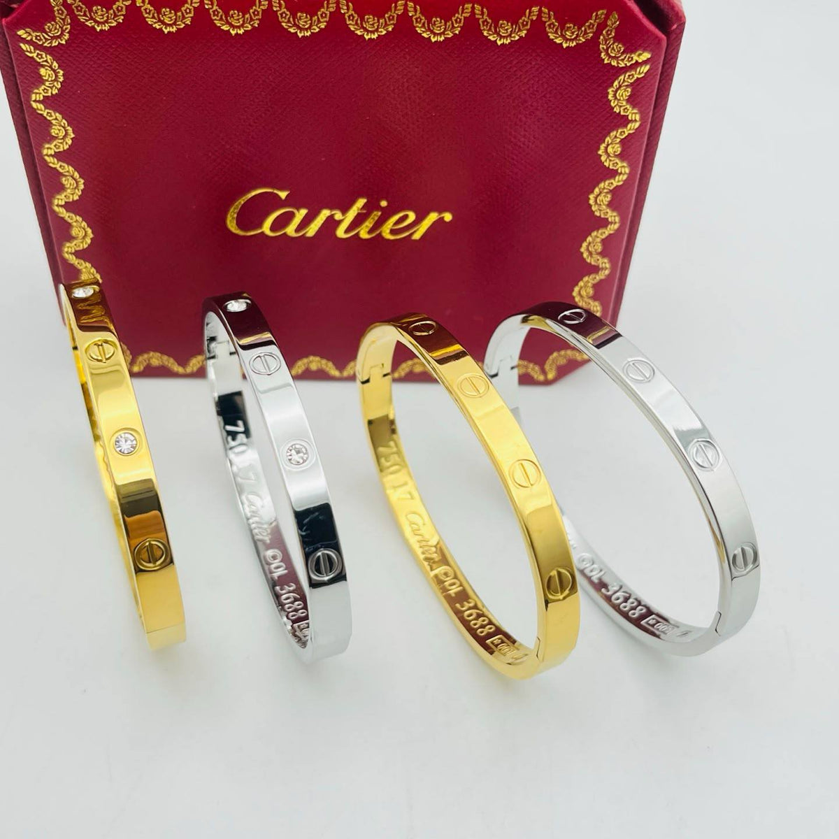 Cartier classic bangle 
Stainless steel and non tarnish 
30 dhs✅✅
40 dhs✅✅ with normal box 

Zain243
♥️♥️♥️