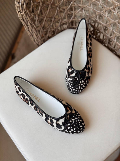 CHANEL 🪙
Size: 36 to 41
Super master quality 
450 dhs✅

Zain198
♥️♥️♥️