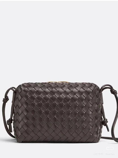 BOTTEGA   
GOOD QUALITY 
SIZE:20×10×17cm   
90 dhs🪙

withbox  
🎁🎁🎁

Zain04
♥️♥️♥️