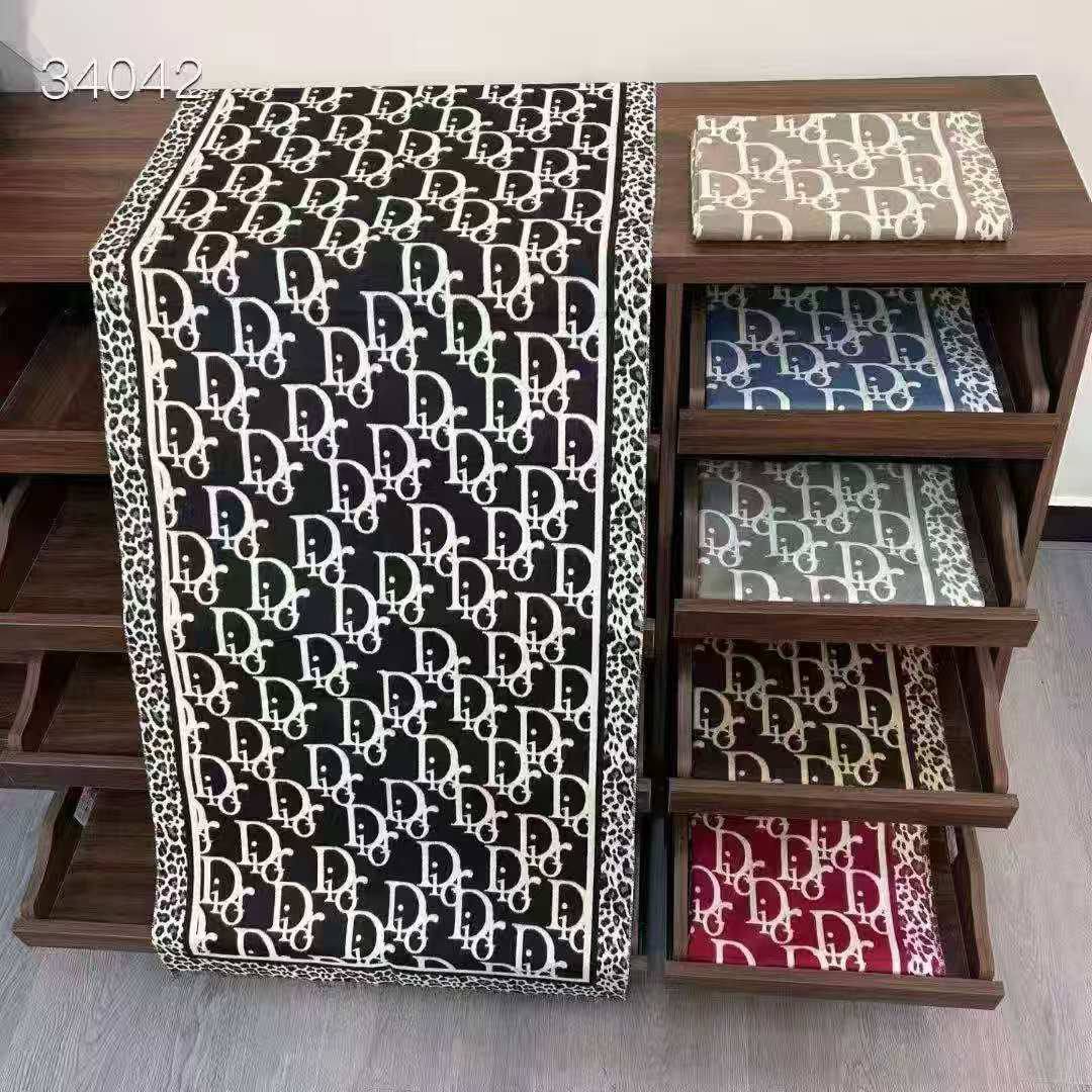 Scarf
40 dhs💓

Zain200
♥️♥️♥️