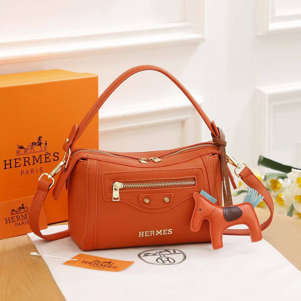 HERMES ✨
Good quality 
Size 22cm

100 dhs✅

With box 📦

Zain70
♥️♥️♥️