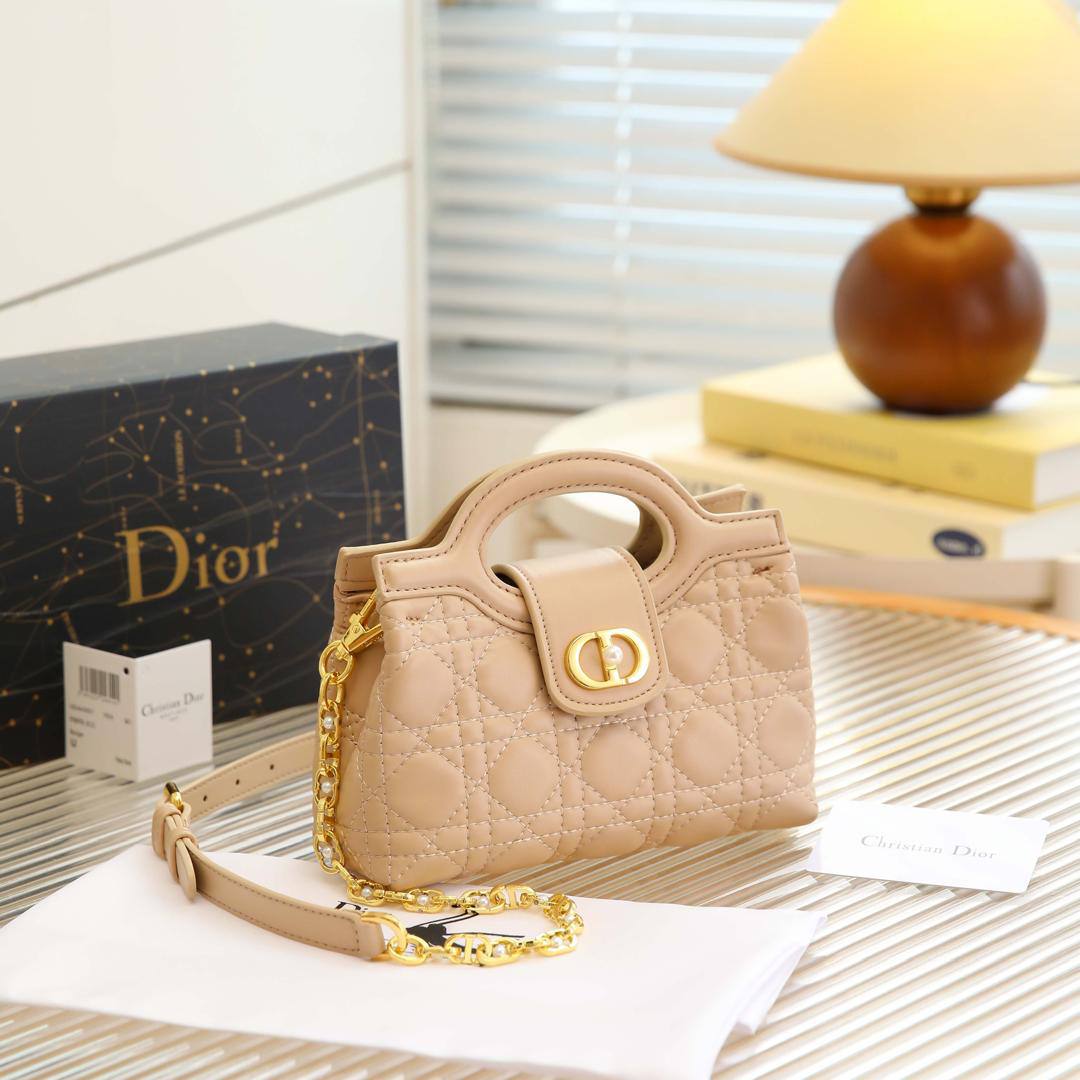 Dior

95 dhs✅

high quality 

With box
🎁🎁🎁

Zain26
♥️♥️♥️