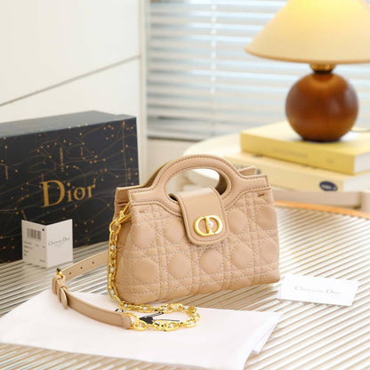 Dior

95 dhs✅

high quality 

With box
🎁🎁🎁

Zain26
♥️♥️♥️