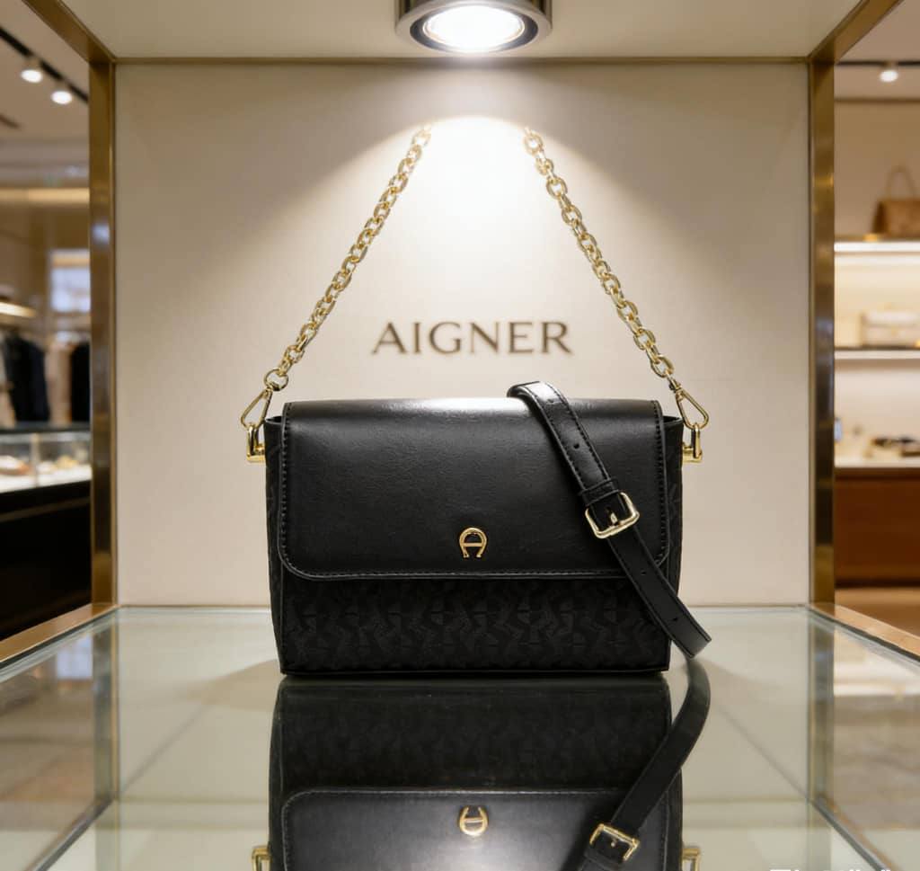 Aigner
95 dhs✅
have box🎁

Size:20/15/8

Zain07
♥️♥️♥️