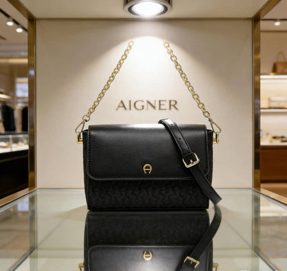Aigner
95 dhs✅
have box🎁

Size:20/15/8

Zain07
♥️♥️♥️