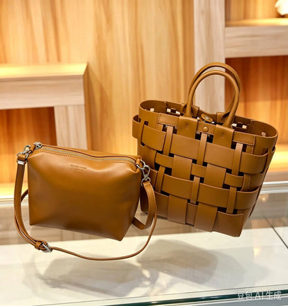 BOTTEGA 

Bag the wholesale 
100 dhs🇦🇪🇦🇪🇦🇪

Size 23cm
Zain161
♥️♥️♥️
