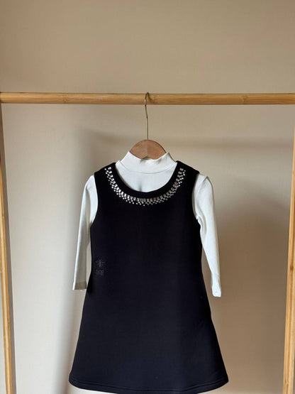 Dior
Super master quality 😍
Size:2/ 12years old
350 dhs🪙🌨️

Zain261
♥️♥️♥️