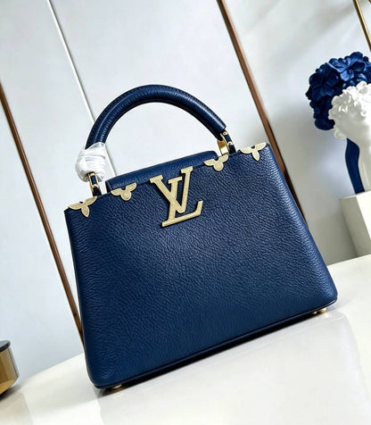LV NEW CAME HIGH QUALITY WITH BOX 
150 dhs🇦🇪🇦🇪

Zain295
♥️♥️♥️