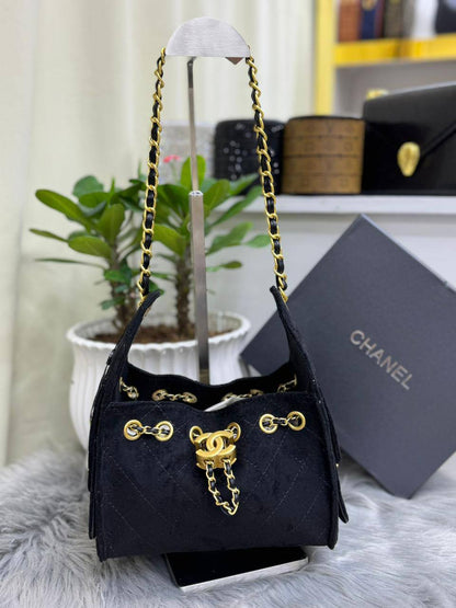 Chanel
SIZE………. 20 CM🌷🌹
110 dhs🪙🌨️
with BOX❤️❤️

Zain244
♥️♥️♥️