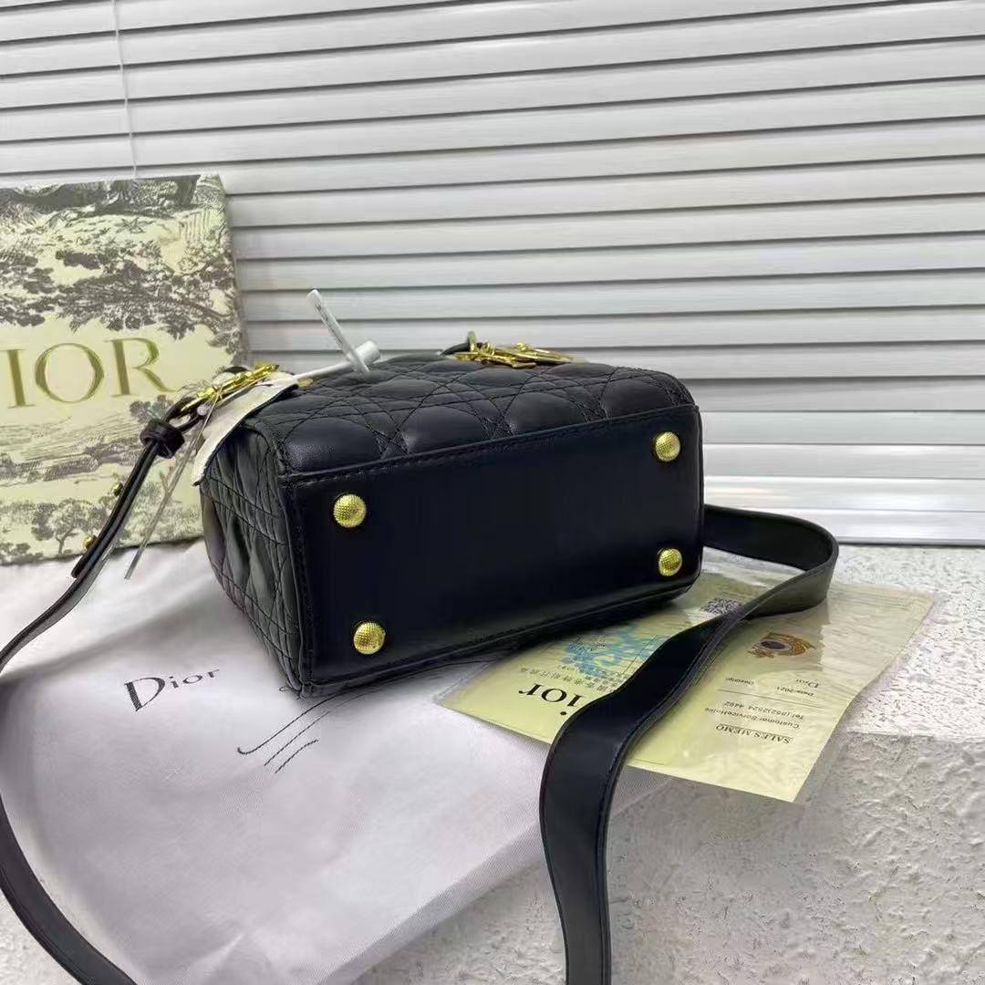 Dior
17.*15*10 cm
With box 
90 dhs🇦🇪🇦🇪

Zain17
♥️♥️♥️