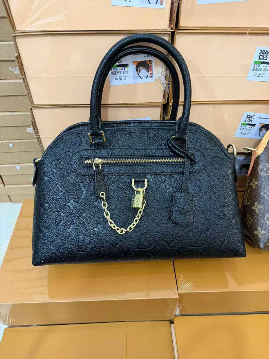 LV

withbox 
🎁🎁🎁

120 dhs🪙🌨️

Zain143
♥️♥️♥️