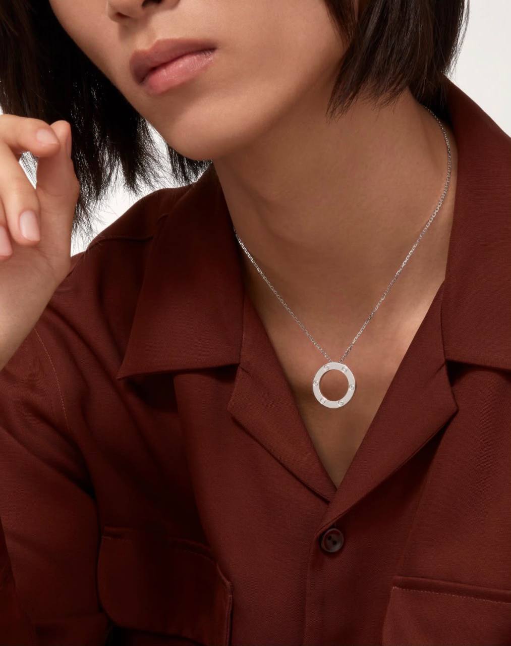 Cartier
LOVE PENDANT 
* ⁠↗️ *Super Master Quality 
* ⁠Gold , Silver & ChmpnGold all colors available 
Product description: 
18K  gold plated 
Chain length: 42cm
Outer diameter: 23.5mm
For Price 👇 WhatsApp✅
0568585901 
0507557372
0552275751 Owner Zain 👌