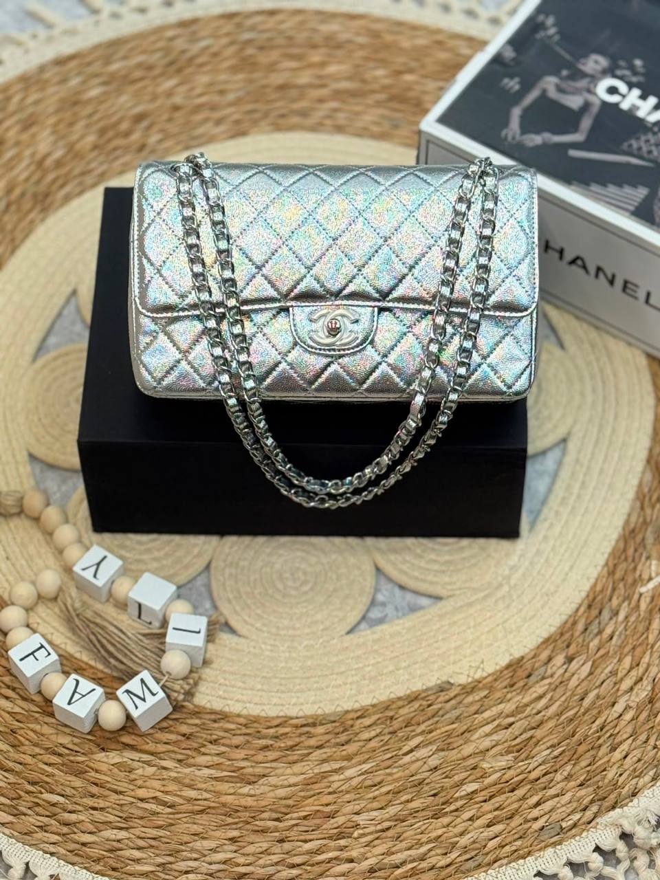 Chanel 
Master ❣️❣️
25Cm With Box 💼
Caviar Silver&Gold Hardware 
250 dhs🇦🇪🇦🇪

Zain131
♥️♥️♥️