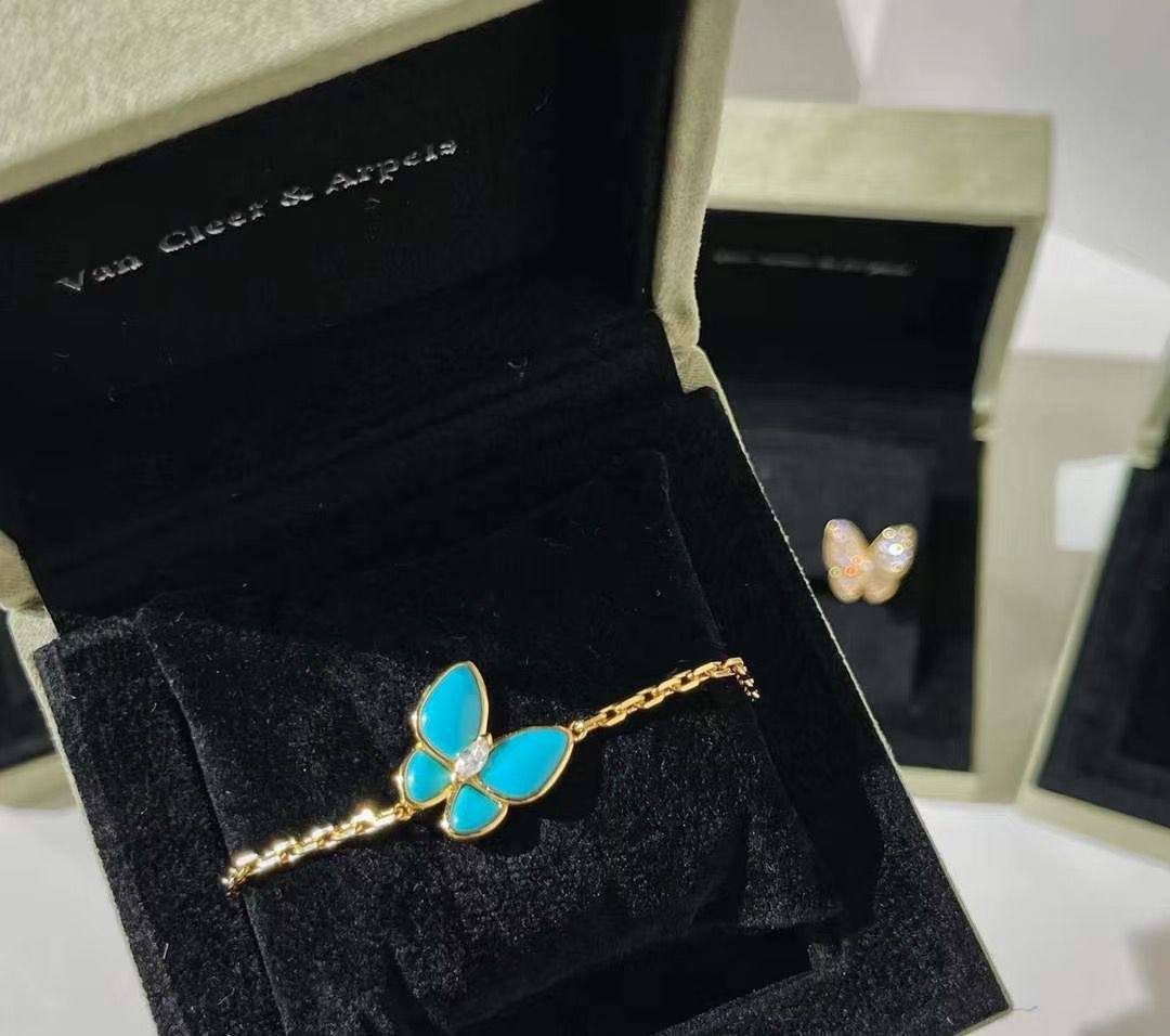 VCA SET❤️‍🔥*
Necklace 🦋
Earring🤯
Bracelet 💥
Ring 💍 free size
Master quality 💯
With normal boxes 📦 
170 dhs🪙💚
With master box 🗃️ 
210 dhs🪙💚

Zain216
♥️♥️♥️