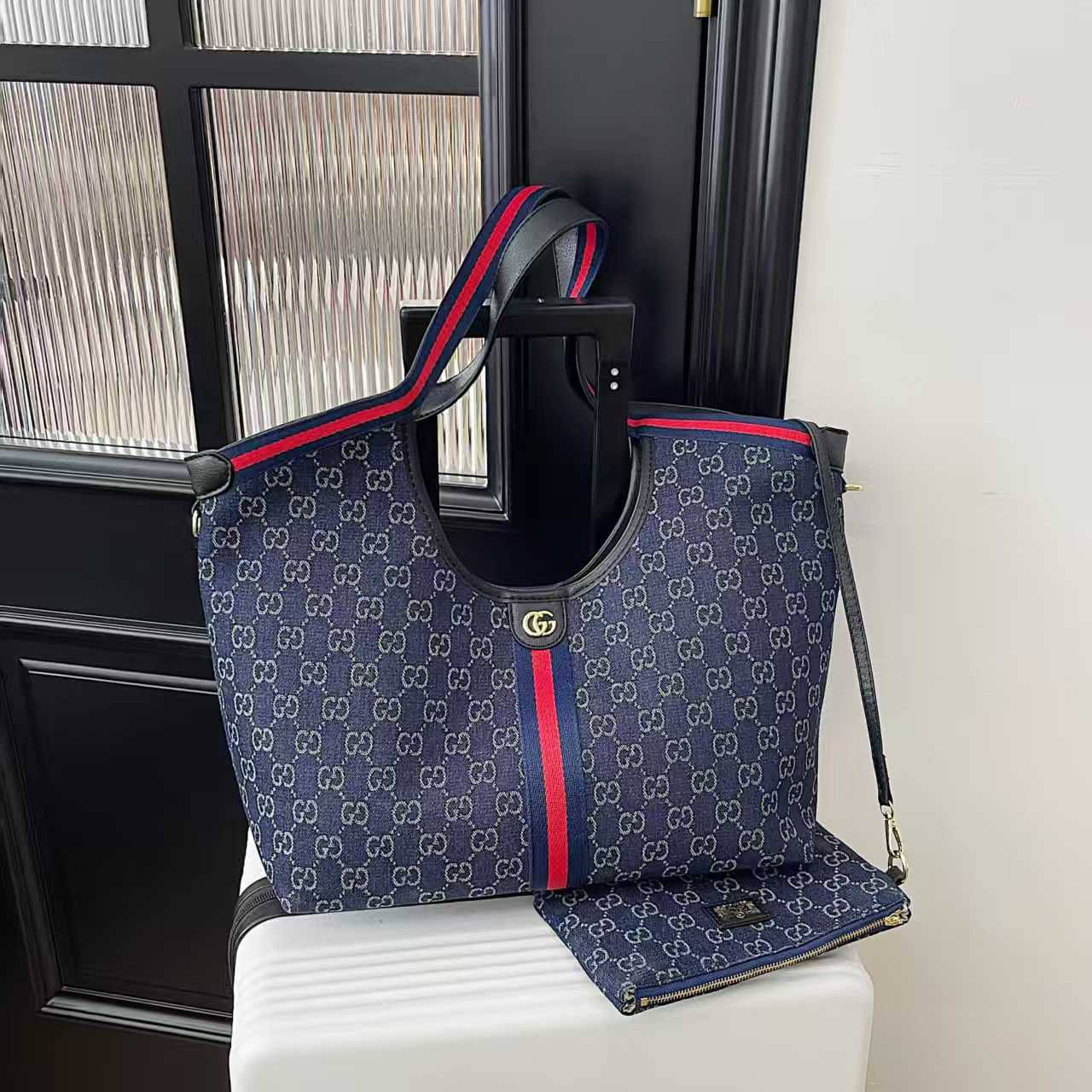 Gucci

95 dhs✅

size 50×29×13cm

Zain42
♥️♥️♥️