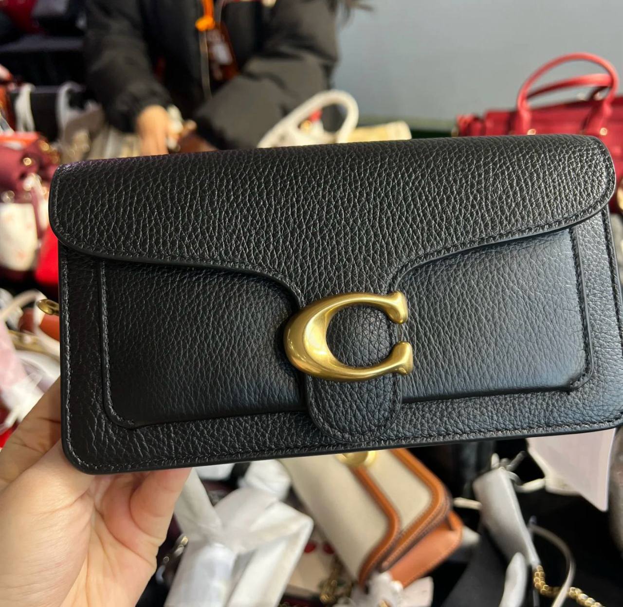 Coach
good quality, 

comes with box, 
🎁🎁🎁

size...25 *15 cm 

95 dhs💓

Zain12
♥️♥️♥️