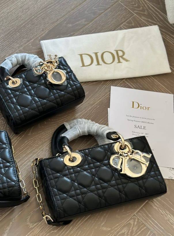 Dior

17cm 300 dhs🇦🇪🇦🇪
22 cm. 320 dhs🇦🇪🇦🇪

Zain10
♥️♥️♥️