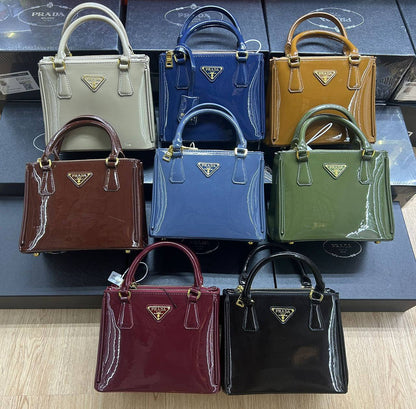 PRADA 

With box
🎁🎁🎁

75 dhs✅

Zain44
♥️♥️♥️