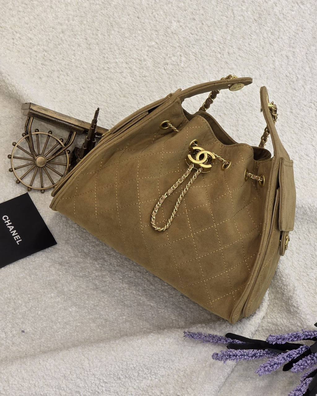 Chanel
25cm.  

With.   Box 
🎁🎁🎁

280 dhs🪙🌨️

Zain131
♥️♥️♥️
