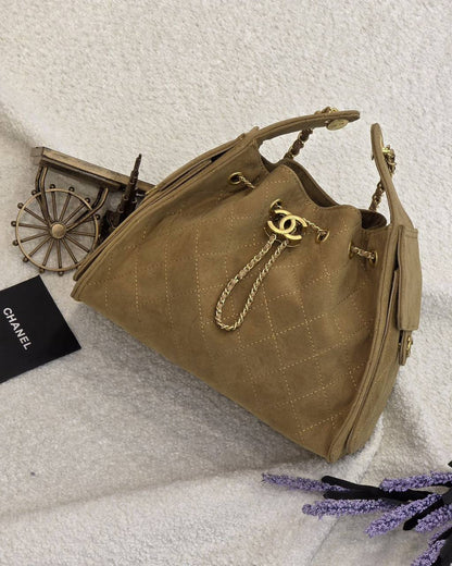 Chanel
25cm.  

With.   Box 
🎁🎁🎁

280 dhs🪙🌨️

Zain131
♥️♥️♥️
